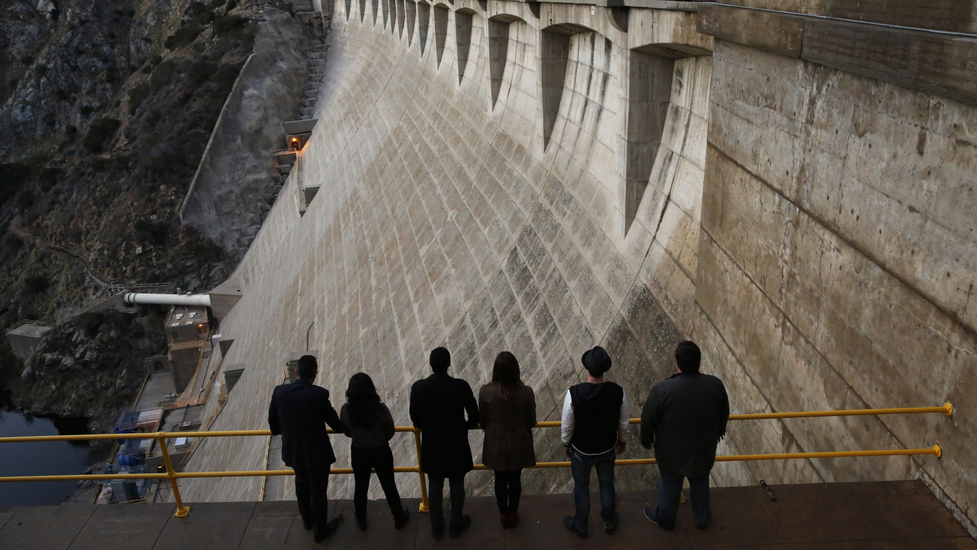 Team Scorpion needs to find a way to save a dam—and Christmas!