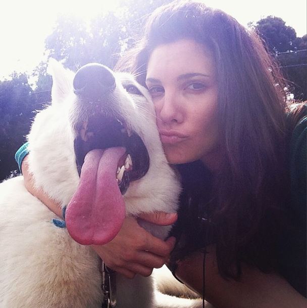 18. She gets the pet she's with to make the perfect face.