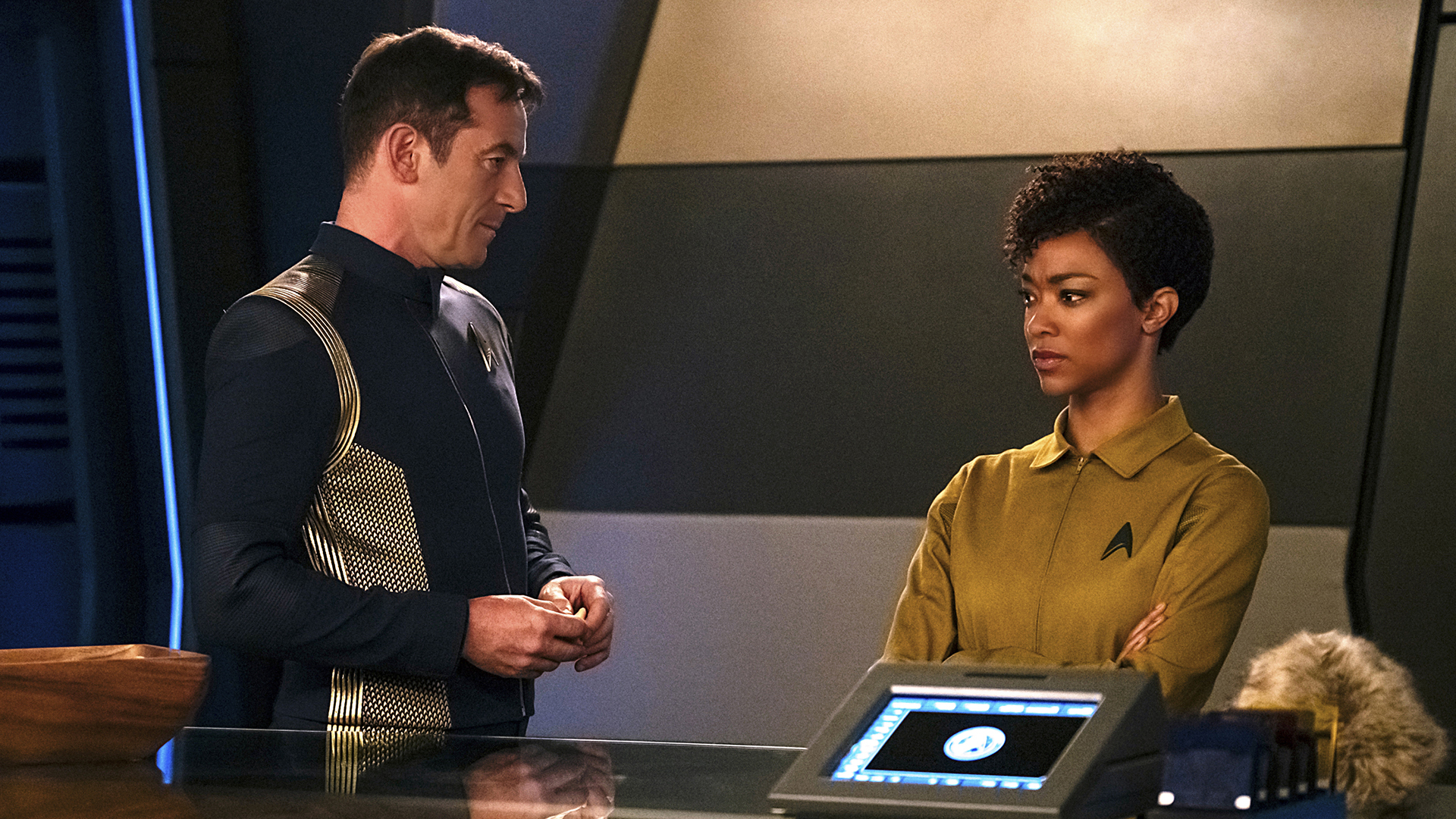 Captain Gabriel Lorca (Jason Isaacs) and Michael Burnham (Sonequa Martin-Green)