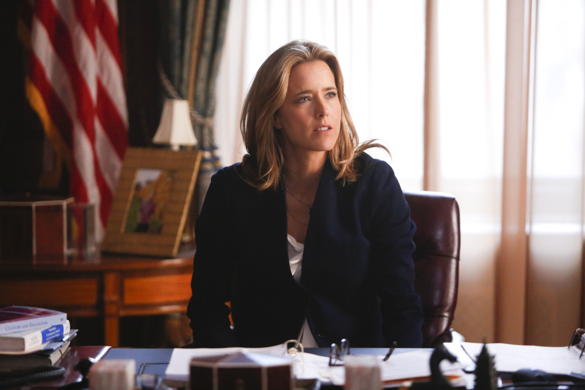 8. Téa Leoni's UNICEF contributions were recognized in November 2007 when she and her father, Tony Pantaleoni, received the Audrey Hepburn Humanitarian Award for their dedicated service.