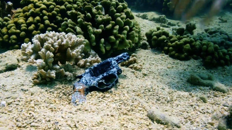 The coralline effect on crime scene evidence in the episode was based on real samples given to the props department.