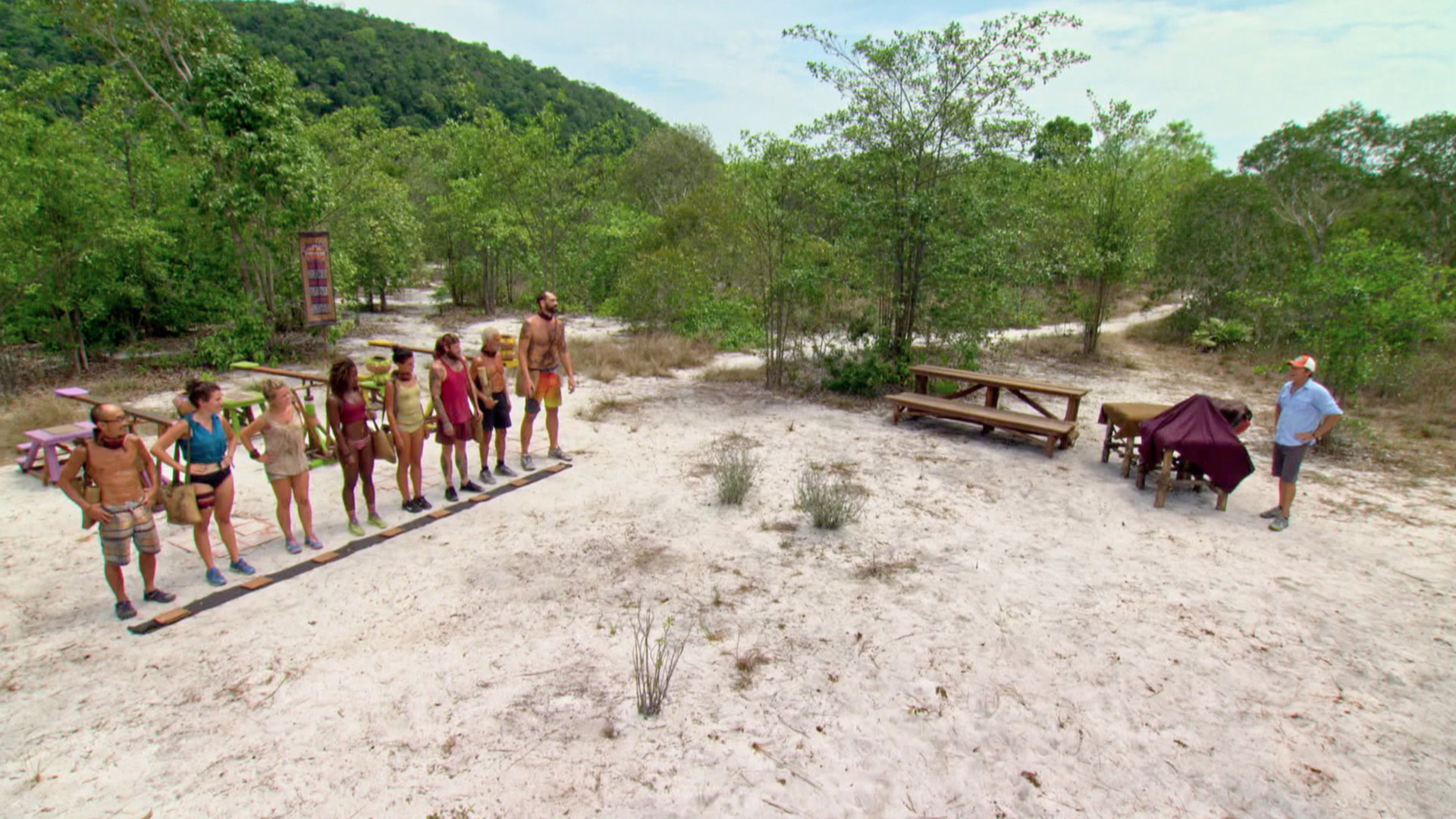 The final eight castaways gather for the next Reward Challenge.