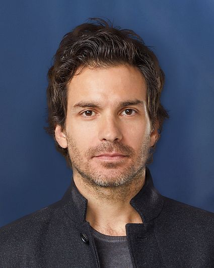 ¿Cuánto mide Santiago Cabrera? Bca9398c3dd243d3_salvation_cast_santiagocabrera